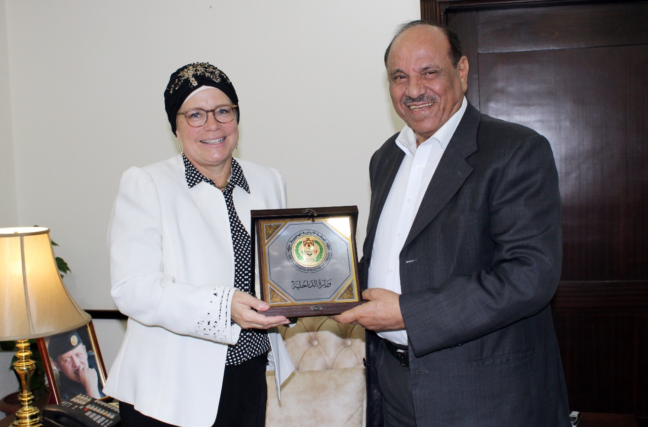 وزير الداخلية يلتقي السفيرة الهولندية في