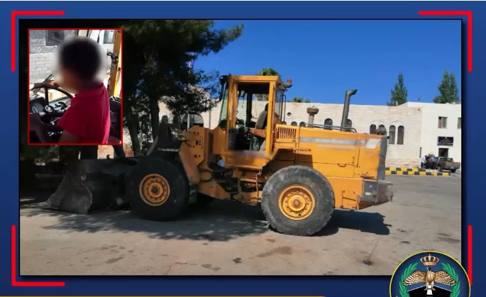 شخص يصور قيادة ابنه لـ «جرافة»