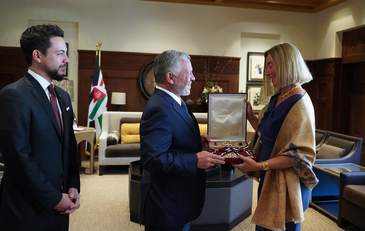 الملك ينعم على فيديريكا موغيريني بوسام