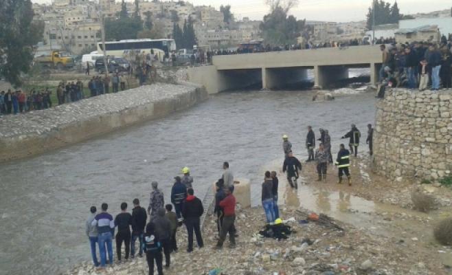 وفاة طفلين غرقا في سيل الزرقاء