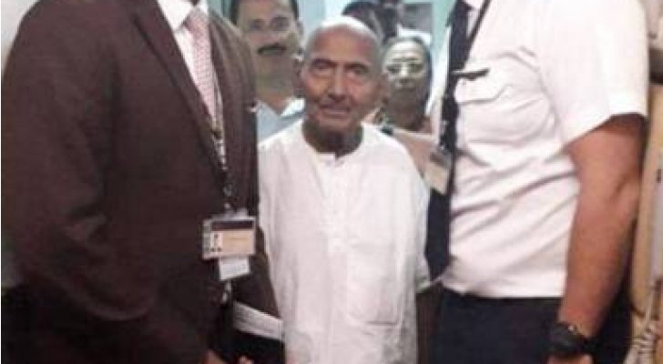 مسافر مواليد 1896 يصدم موظفي الجوازات