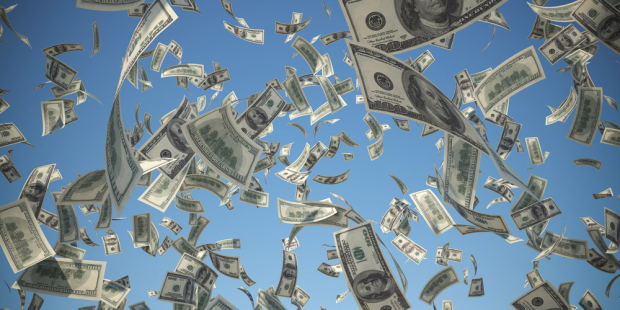 ملياردير روسي يملأ ملعبا لكرة القدم