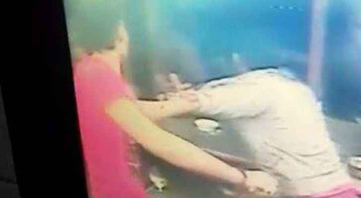 مجهولون يطعنون شابا عشرينيا ويلوذون بالفرار