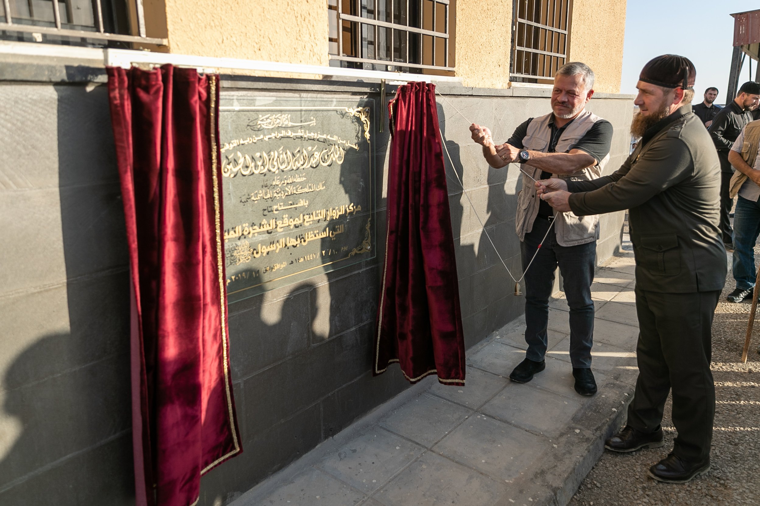 الملك يفتتح بحضور الرئيس الشيشاني مركز