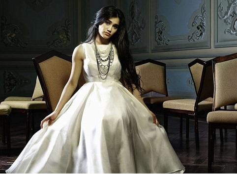 فنانة تركية تتزوج مسنا يكبرها بـ