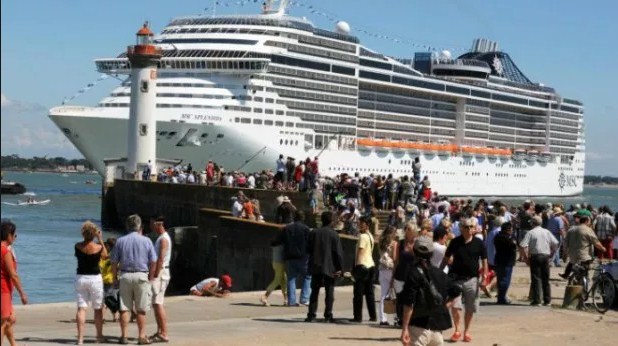 باخرتا سياح تصلان العقبة