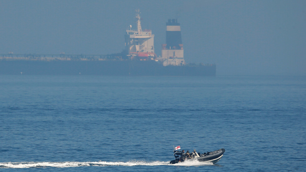 صاروخان يستهدفان ناقلة نفط قرب سواحل