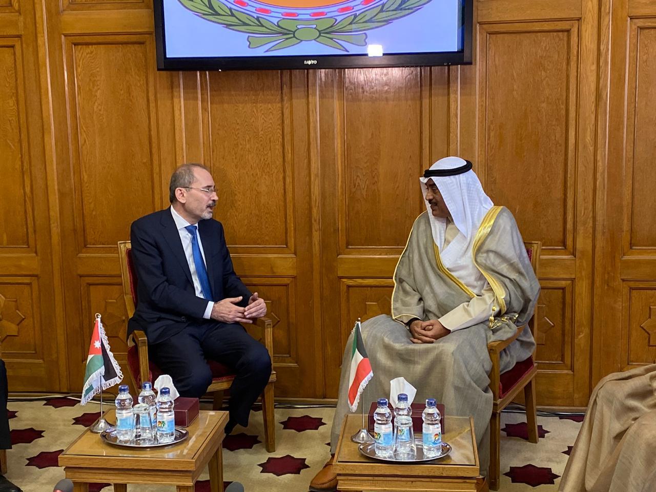 الصفدي يضع الشيخ الصباح في صورة