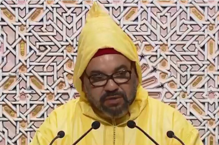 العاهل المغربي يدعو البرلمانيين والبنوك إلى