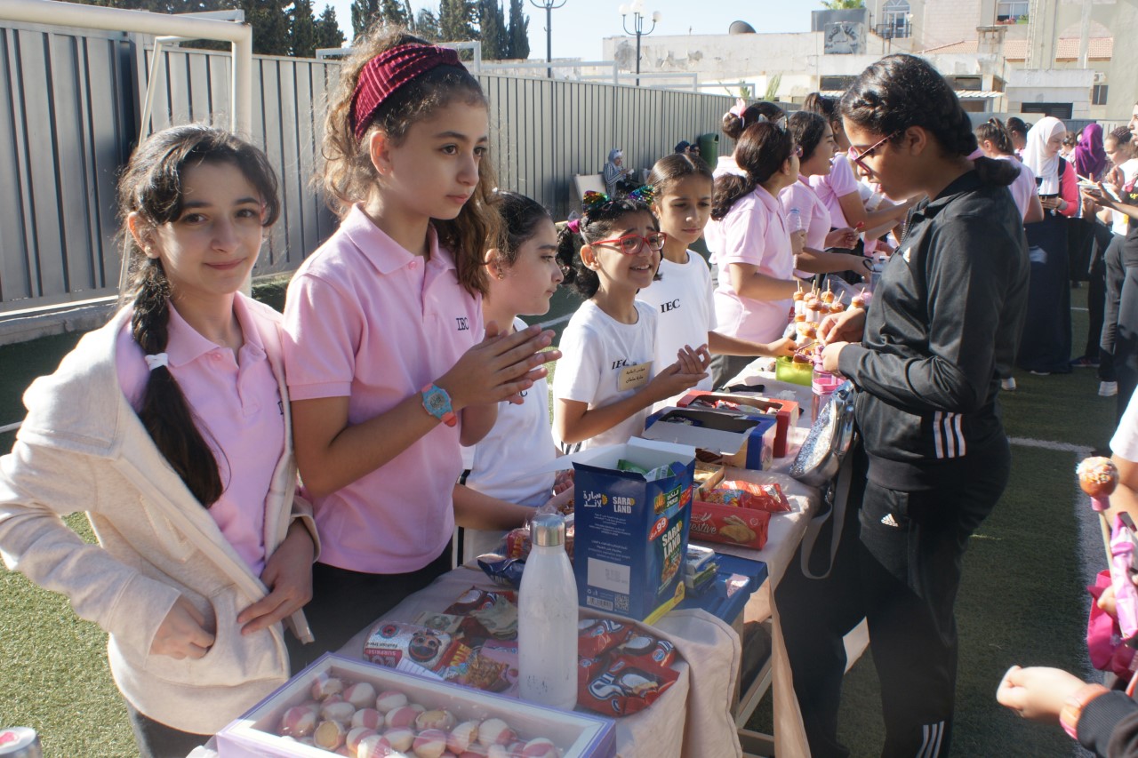 بازار خيري في مدرسة بنات الكلية