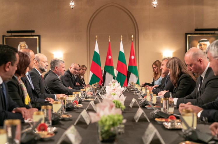 الملك يعقد مباحثات مع رئيس الوزراء