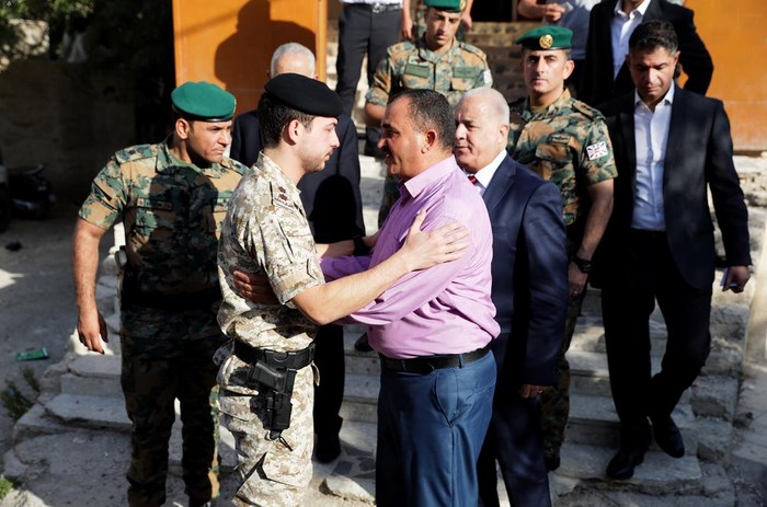 ولي العهد يقدم تعازيه بالفقيد العياصرة