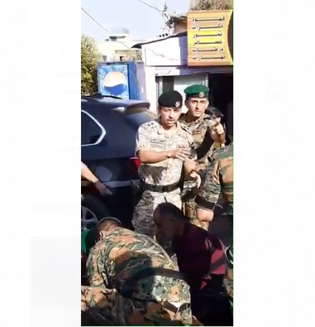 شاهد.. ولي العهد يوقف موكبه للمساعدة