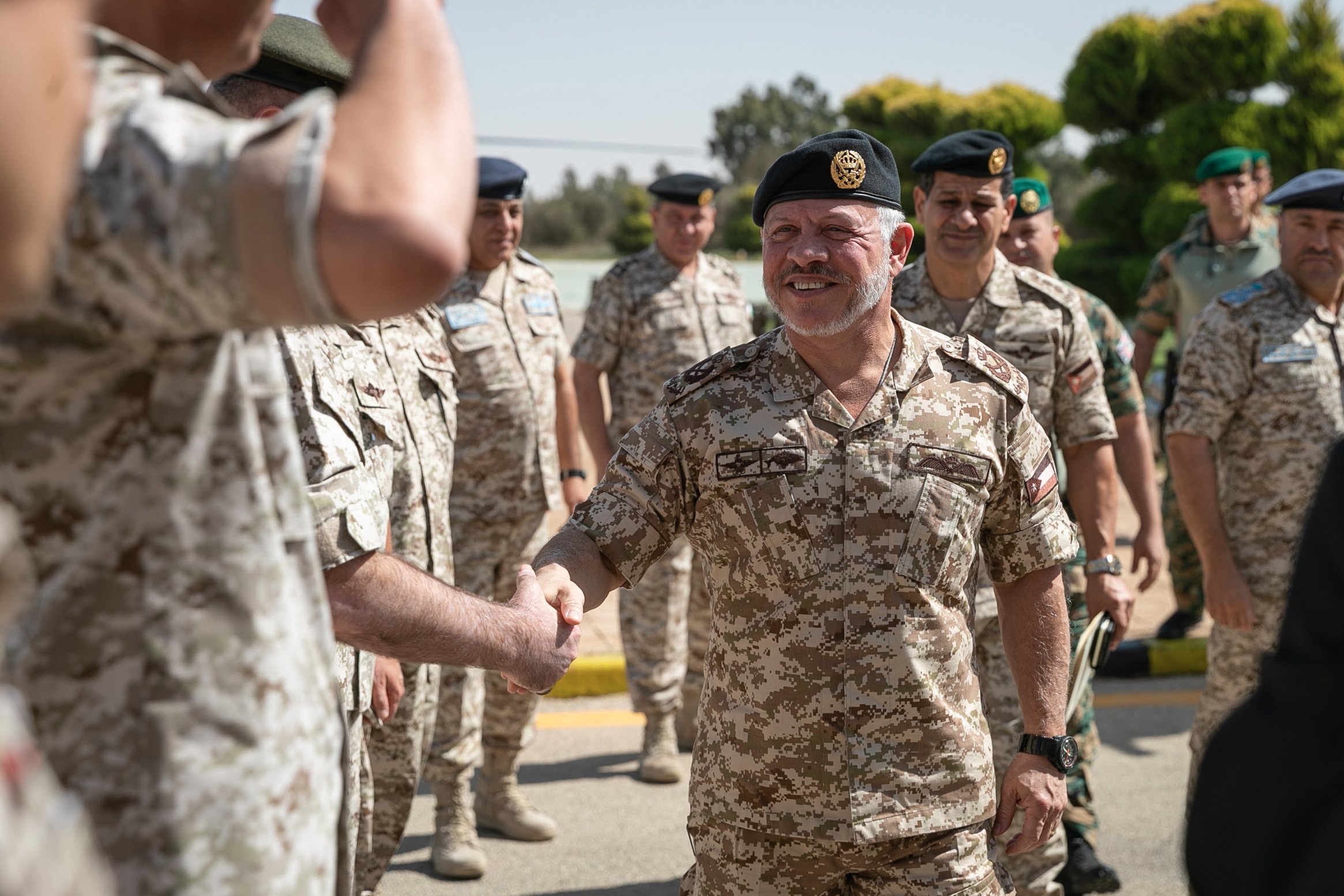 الملك يزور كليتي القيادة والأركان والدفاع