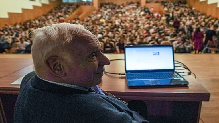 عالم حائز نوبل يتحدث عن عجز