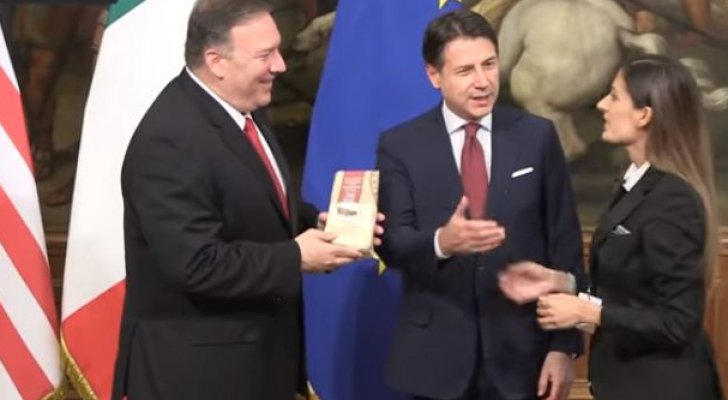 بالفيديو .. صحفية إيطالية تهدي وزير