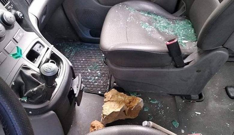 مستوطنون يعطبون إطارات مركبات ويخطون شعارات