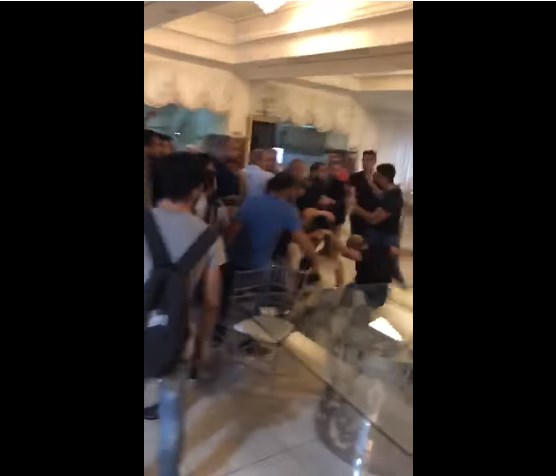 بالفيديو.. . مواطنون يطردون وزيرا لبنانيا