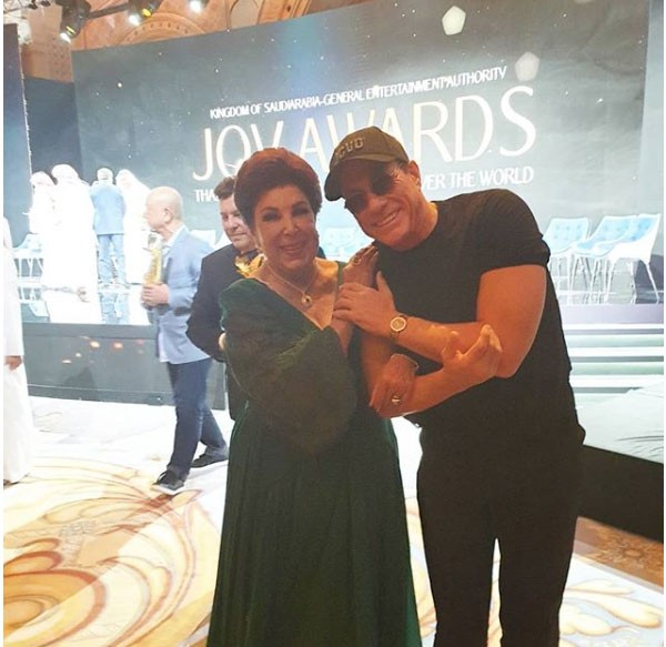 بعد أن قبّل يدها على المسرح..