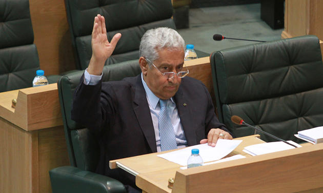 النسور يعترض على منح أبناء الأردنيات