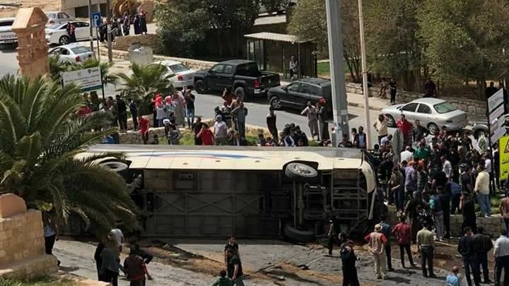 اصابة 11 سائحا ألمانيا وأردنيان بتدهور