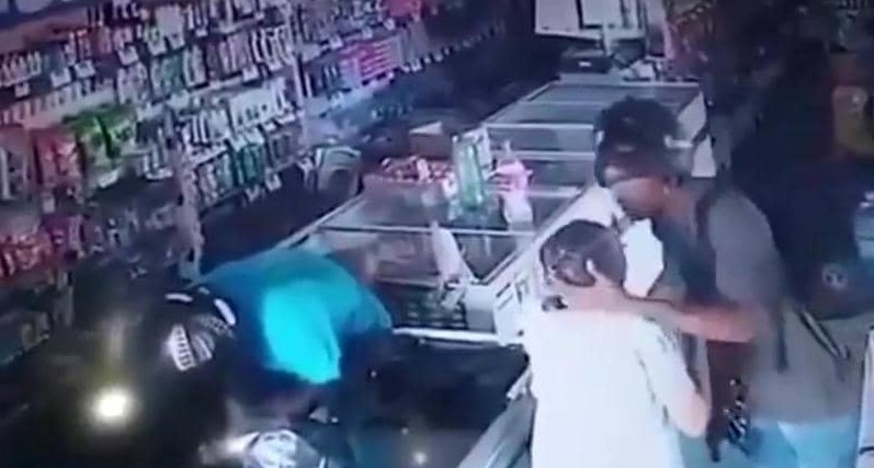 لص يقبّل رأس عجوز أثناء السرقة: