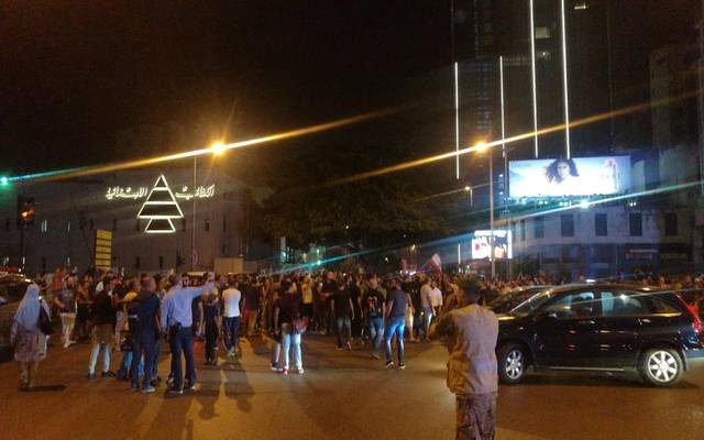 مظاهرات وقطع طرق في لبنان.. وحكومة