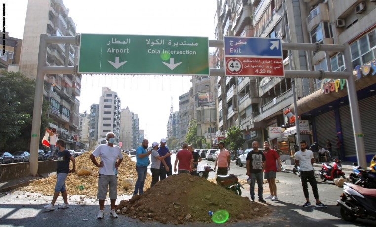 المتظاهرون يقطعون الطرق المؤدية إلى مطار