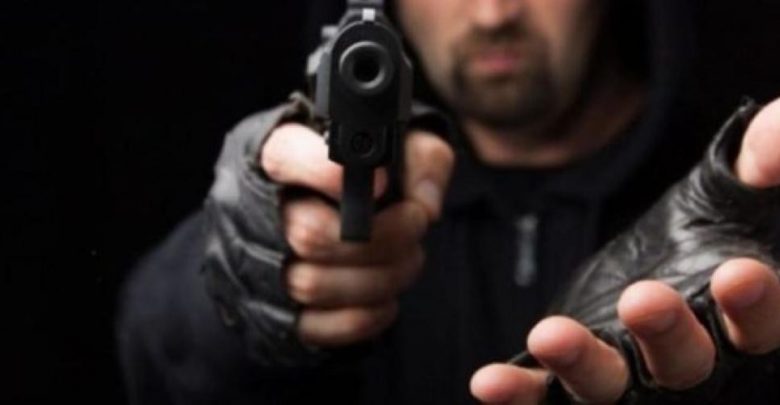 مجهول يسلب محطة محروقات مستخدما لوحة