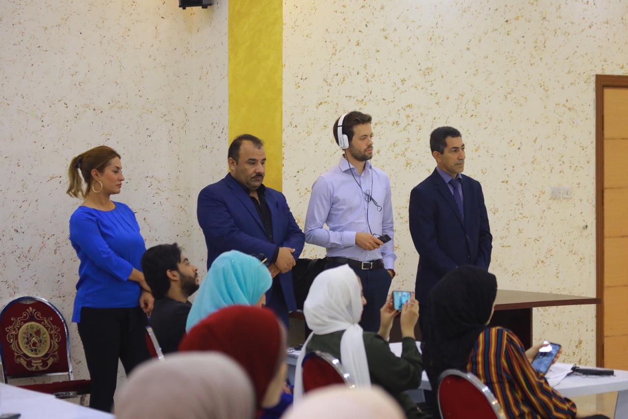 1635 1632 شاب وشابة يشاركون في