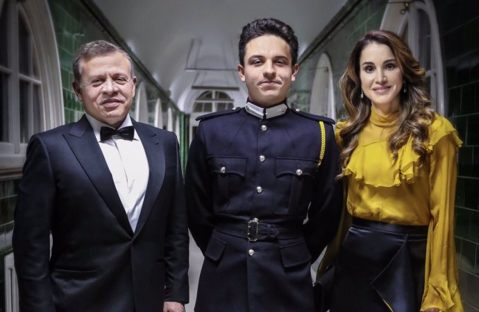 الملكة لولي العهد : فخورون بك