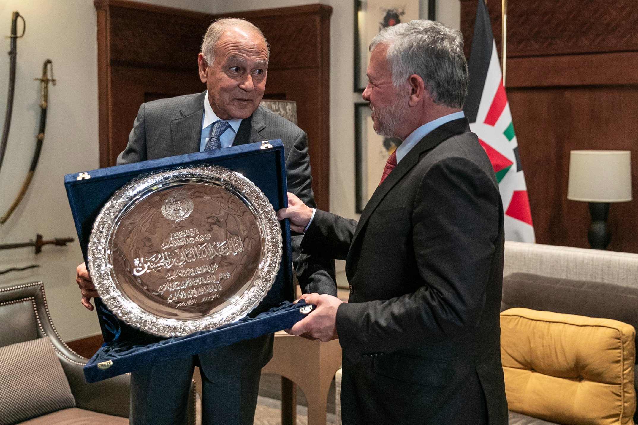 الملك يتسلم درع العمل التنموي العربي