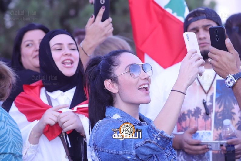 لبنانيون في الاردن يهتفون أمام سفارتهم: