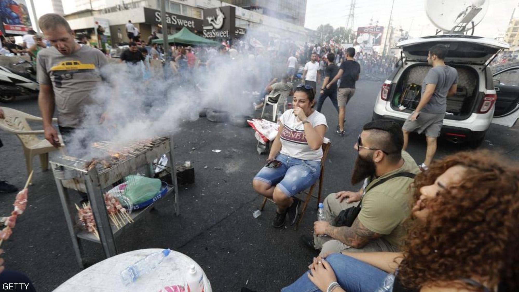 مظاهرات لبنان.. غاضبون لكن «ظرفاء» (صور)