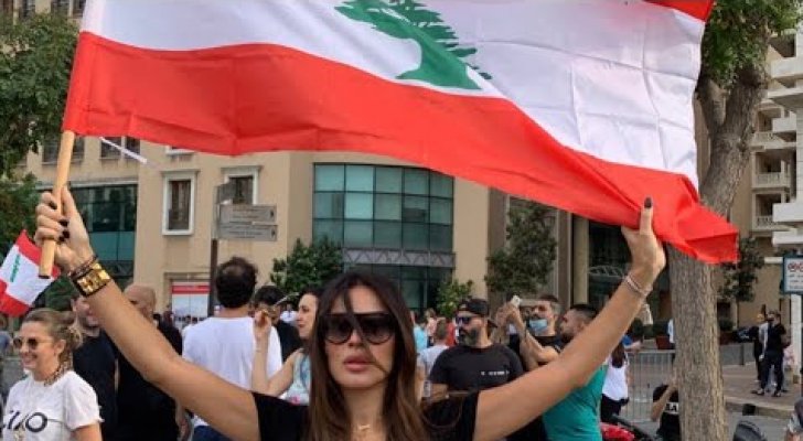 نادين نجيم وسط المتظاهرين في لبنان: