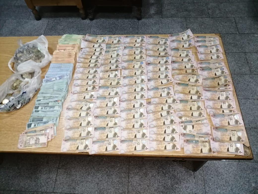 القبض على سارقي قاصة حديدية بداخلها