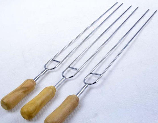 كويتي يطعن والدته بسيخ شواء