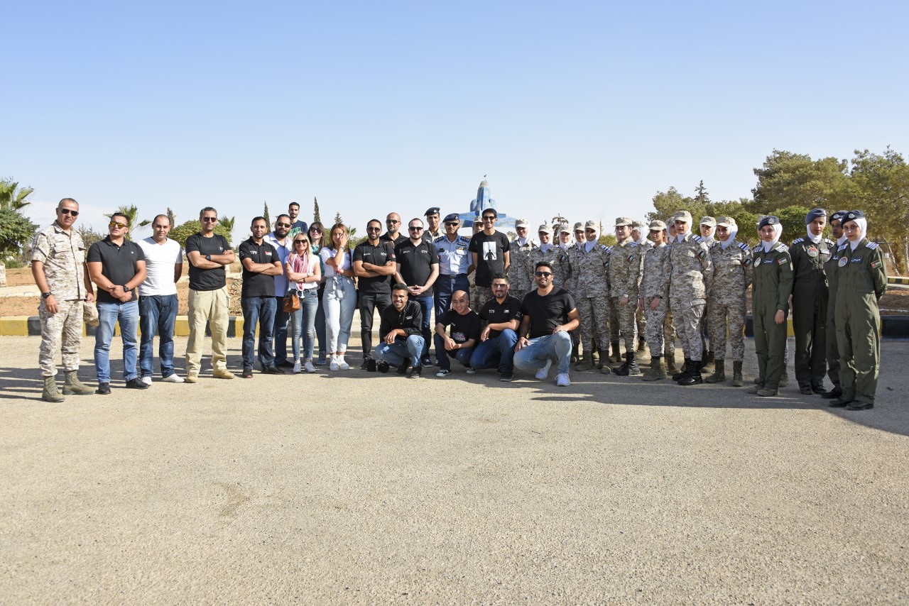 زين تنظم زيارة لنشامى سلاح الجو