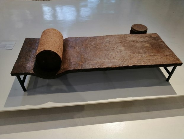 كراس من طين وتماثيل من جميد