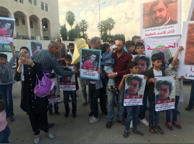 الصفدي يلتقي أهالي الاسرى المعتصمين أمام