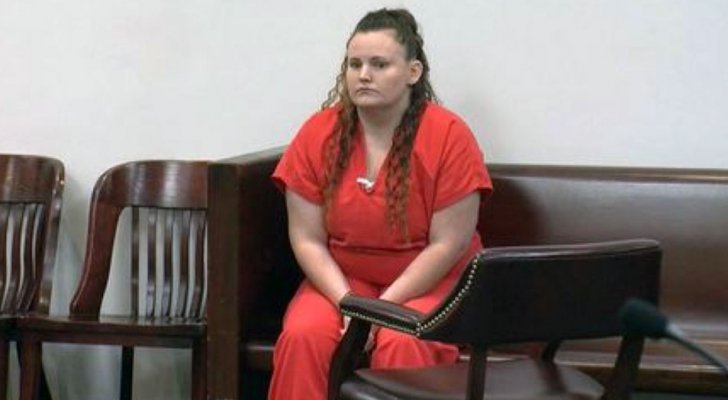 أمريكية تهتك عرض طفل وتنجب منه