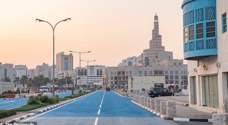 قطر تنشر المكيفات في الشوارع وتغير