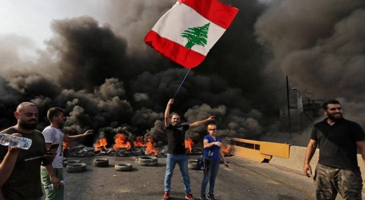 طرق لبنان مغلقة بسبب الاحتجاجات.. الجيش