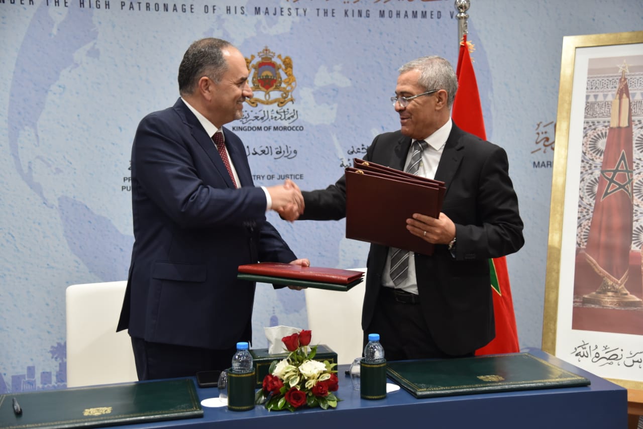 وزير العدل ونظيره المغربي يوقعان مذكرة
