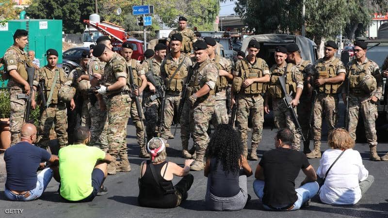 احتجاجات أمام مصرف لبنان.. وتنديد بـالسياسة