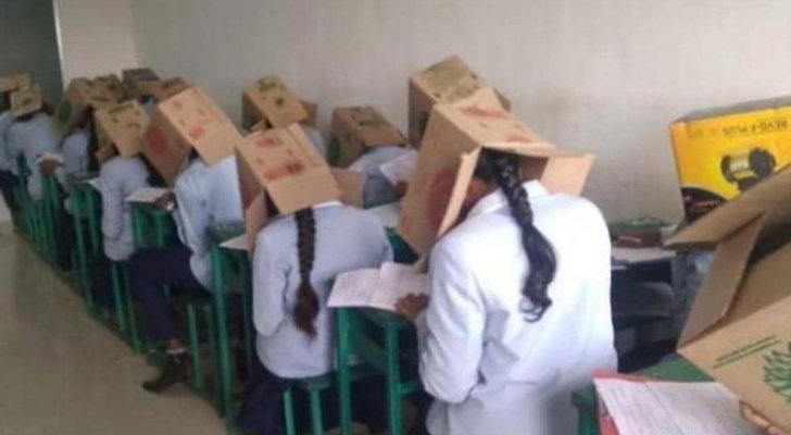 الهند.. صناديق كرتون على رؤوس الطلبة