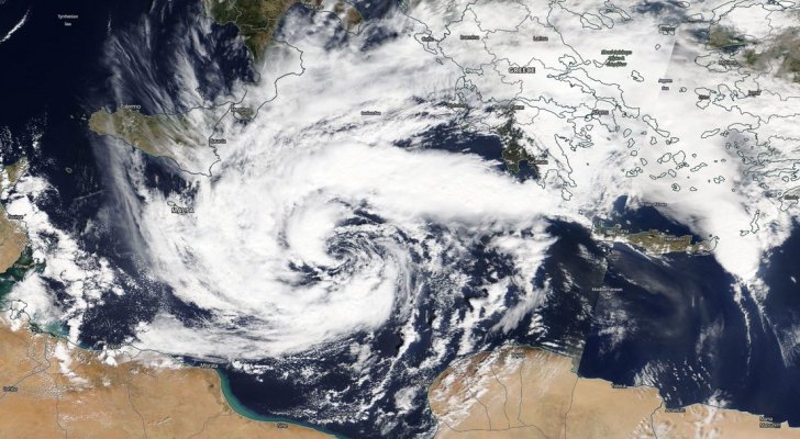 أرصاد الاحتلال تتحدث عن إعصار وفيضانات