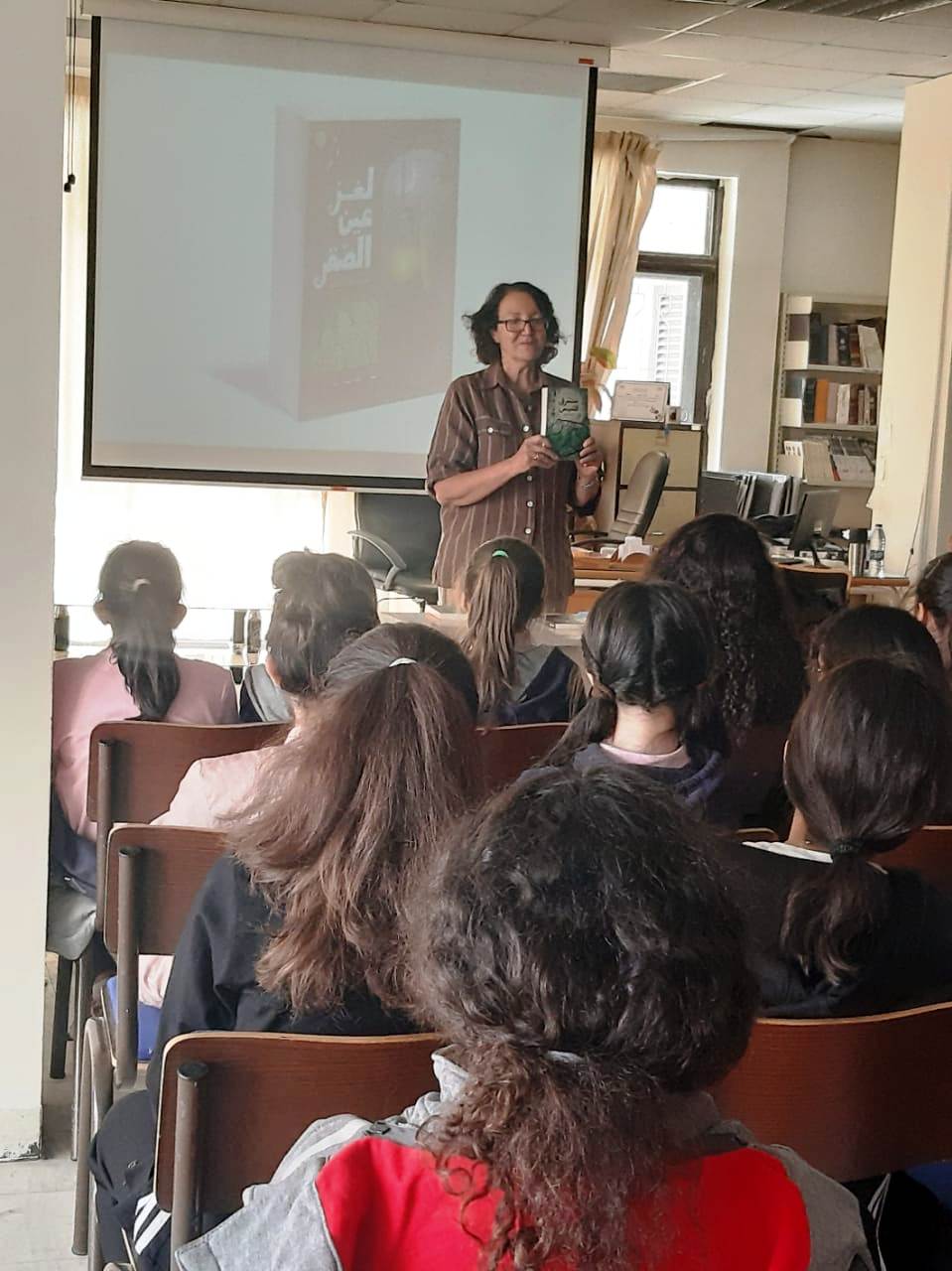 قراءات قصصية للكاتبة تغريد النجار لطالبات