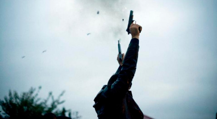 اطلق النار داخل حفل زفاف.. وهذا