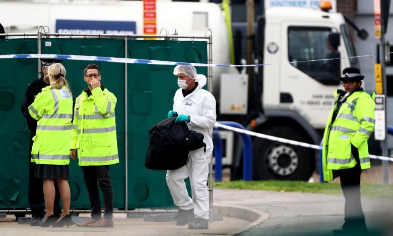 الشرطة البريطانية تفتش منزلين بعد العثور